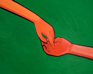 Ein Tropfen fällt auf die Hand